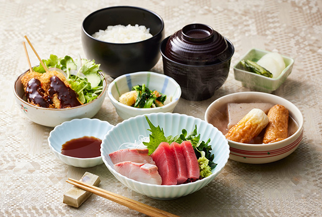 【花でん定食】2,000円おでん・お刺身・練り串揚げなどあれこれ楽しめる定食です。　